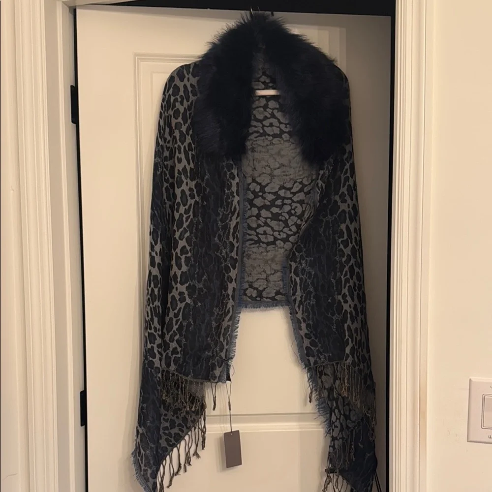 Leopard Print Shawl with Faux Fur Collar - Picture 3 of 9